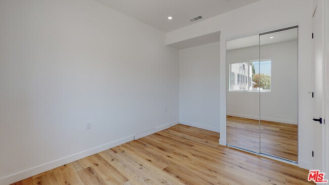 Building Photo - 4460 W Maplewood Ave