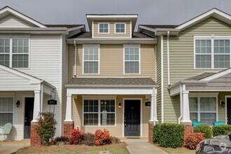 Building Photo - Beautiful Town Home Across From Tennova an...