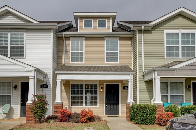 Primary Photo - Beautiful Town Home Across From Tennova an...