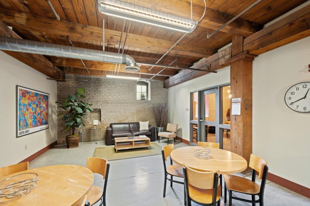 Building Photo - 127 5th St NE