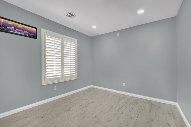 Building Photo - 9645 Grapeland Ave