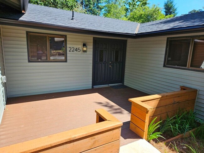 Building Photo - 3Bd/2Ba Single Story Home-For Viewing!