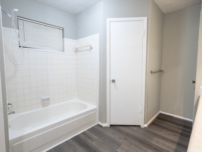 Building Photo - 6542 Bridgegate Dr