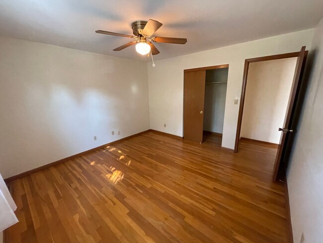 Building Photo - Large 4 bedroom 2.5 bathroom single family...