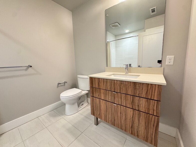 Building Photo - 250 Meridian St