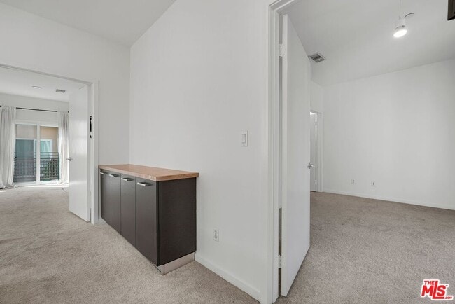 Building Photo - 6531 S Seabluff Dr