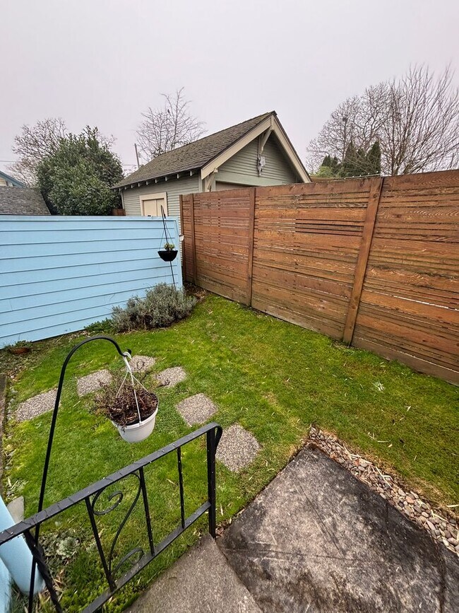 Building Photo - Charming N. Portland Apartment located in the Piedmont Neighborhood!