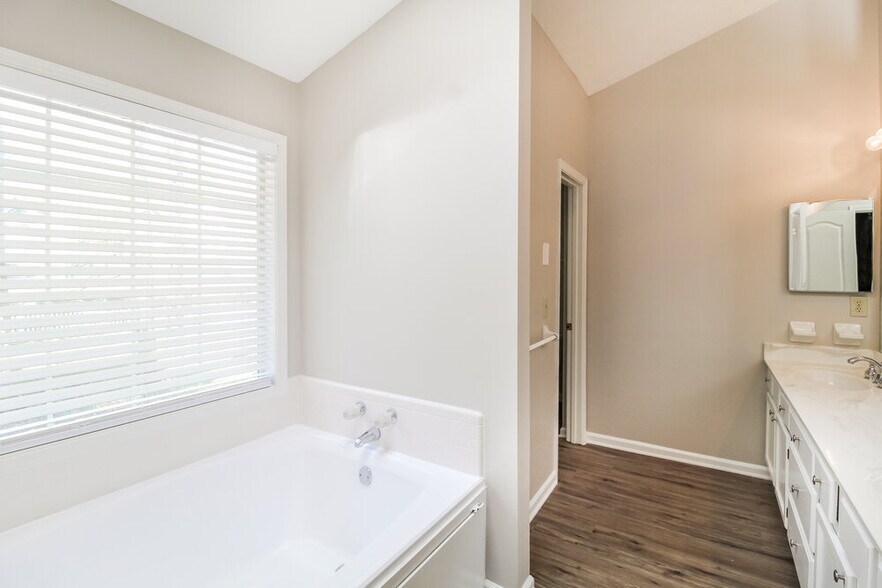 Building Photo - 2915 Emerson Lake Dr