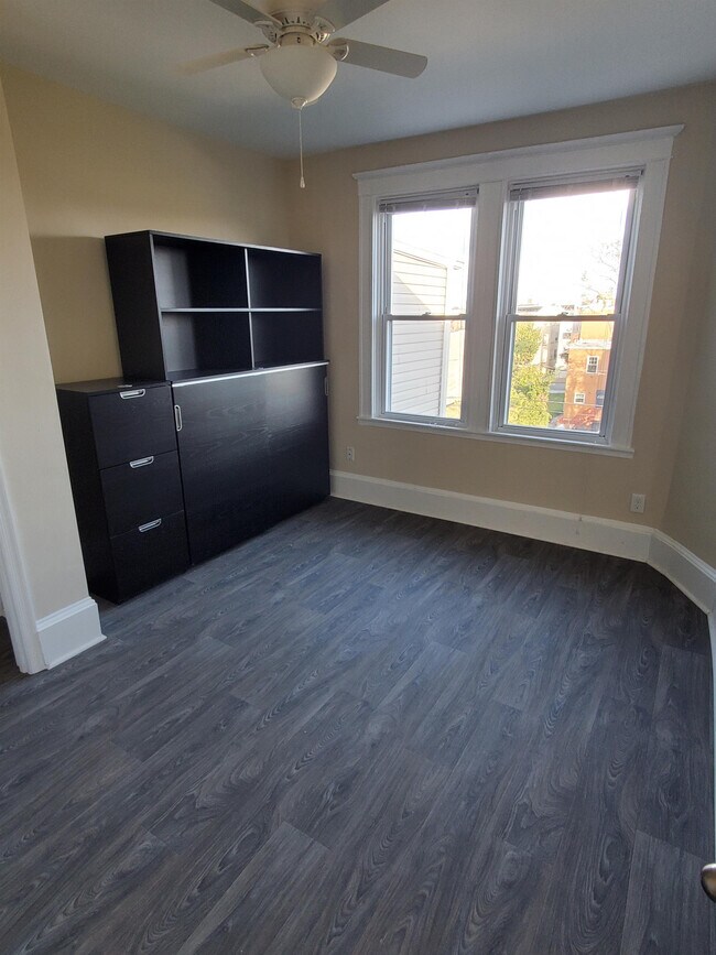 Building Photo - 2505 Brookfield Ave