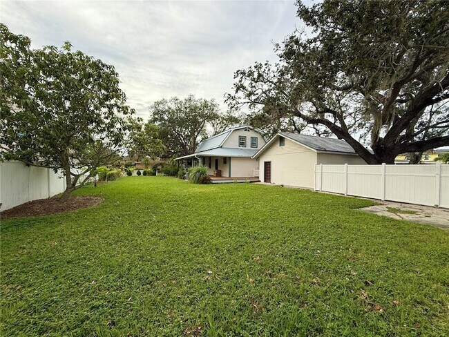 Building Photo - 7002 S Shamrock Rd