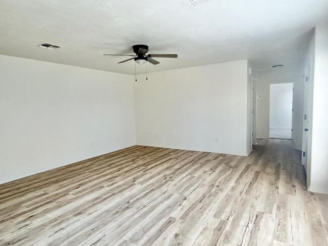 Building Photo - 1214 NW Columbia Ave