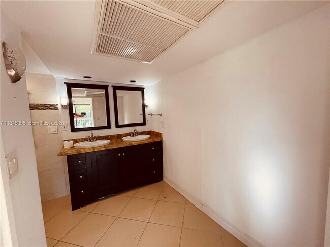 Building Photo - 1650 NE 115th St