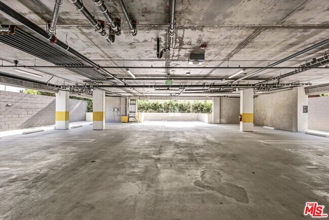 Building Photo - 1537 S Wilton Pl