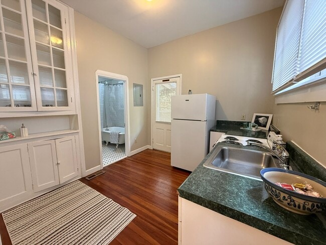 Building Photo - 318 Tremont St