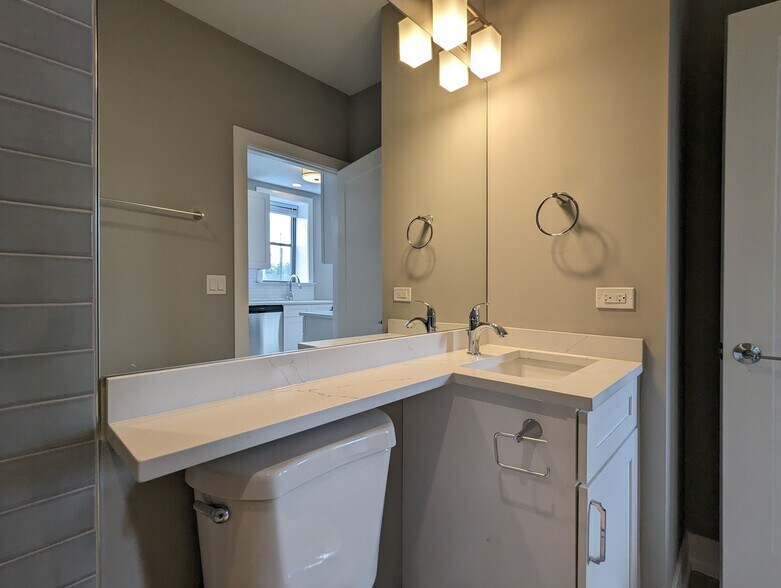 Building Photo - 3935 N Janssen Ave