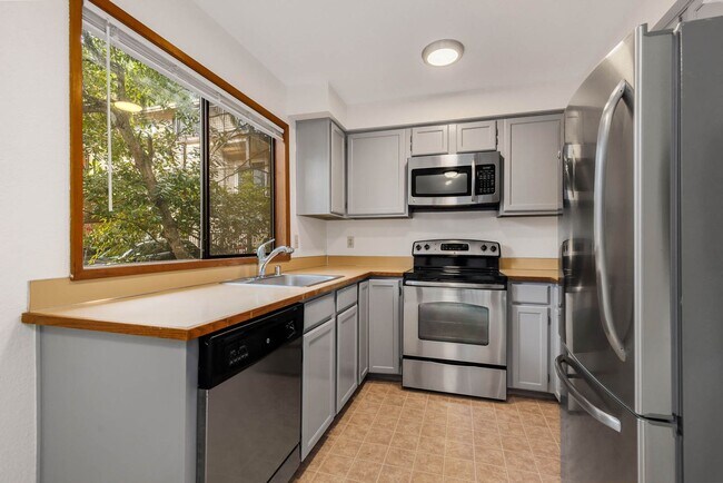 Building Photo - Beautifully Updated 2-Bedroom, 2-Bath Condo Near Downtown Kirkland