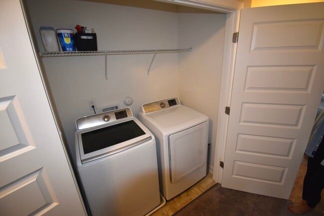 Building Photo - 8043 Rutland Village Dr