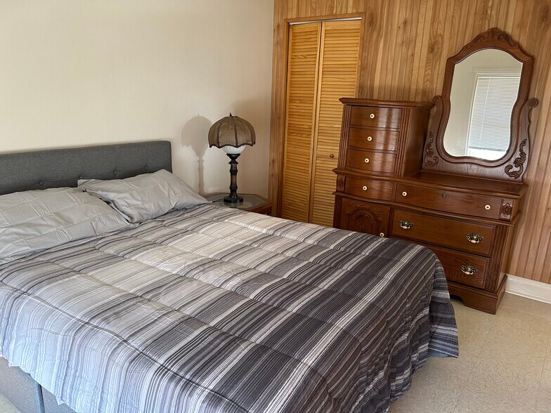 Bedroom with dresser - 5308 LA-1