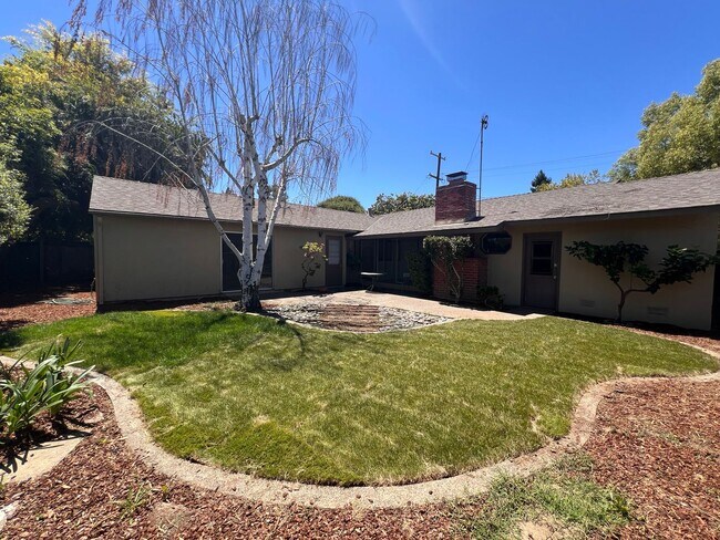 Building Photo - 1143 Solana Dr