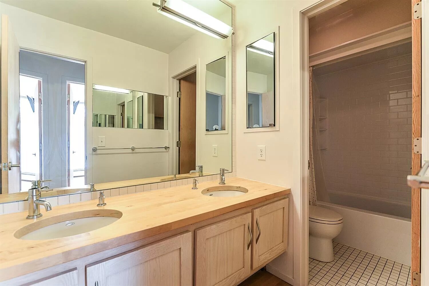 Bathroom - 1531 Packard St