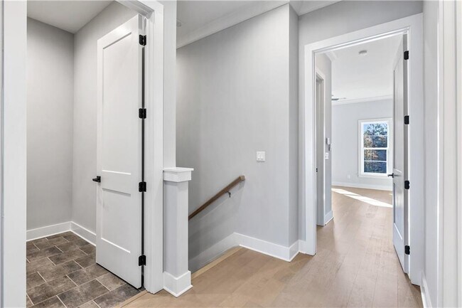 Building Photo - 2035 Parkside Ln