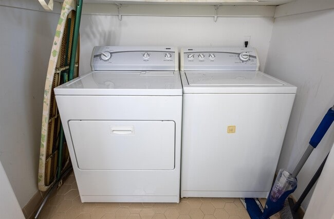 Building Photo - 5454 Brantford Ave