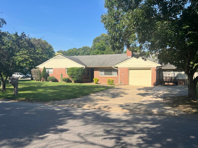 Building Photo - 853 Deary Ln
