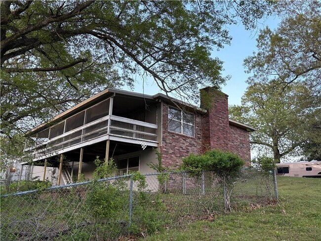 Building Photo - Spacious 4 bedroom, 2.5  bath house near B...