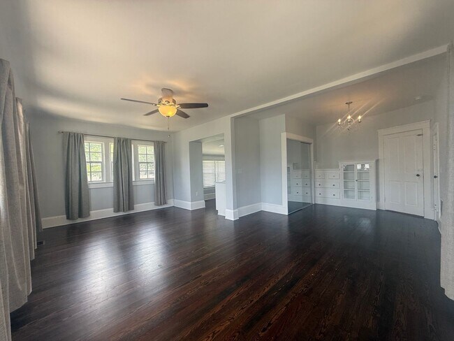 Building Photo - Beautifully updated 3 bedroom 3 bathroom home