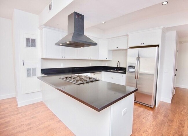 Building Photo - 1861 S Longwood Ave