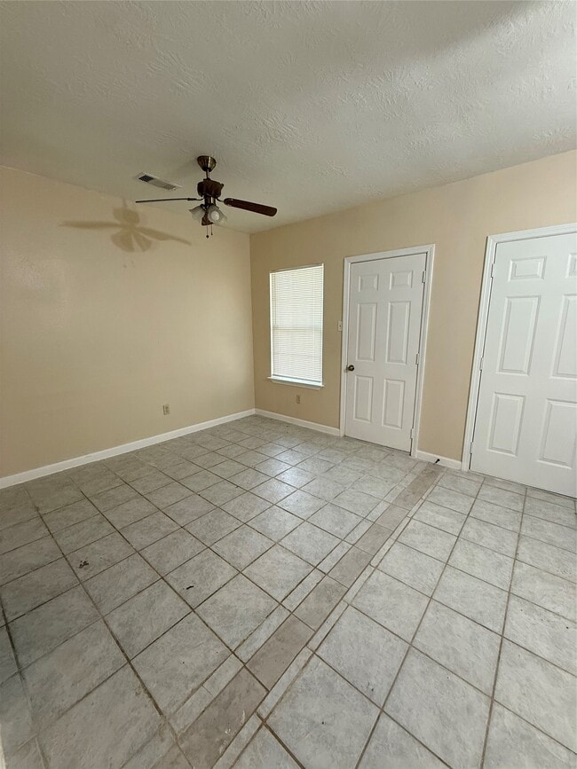 Building Photo - 2330 Hillshire Dr