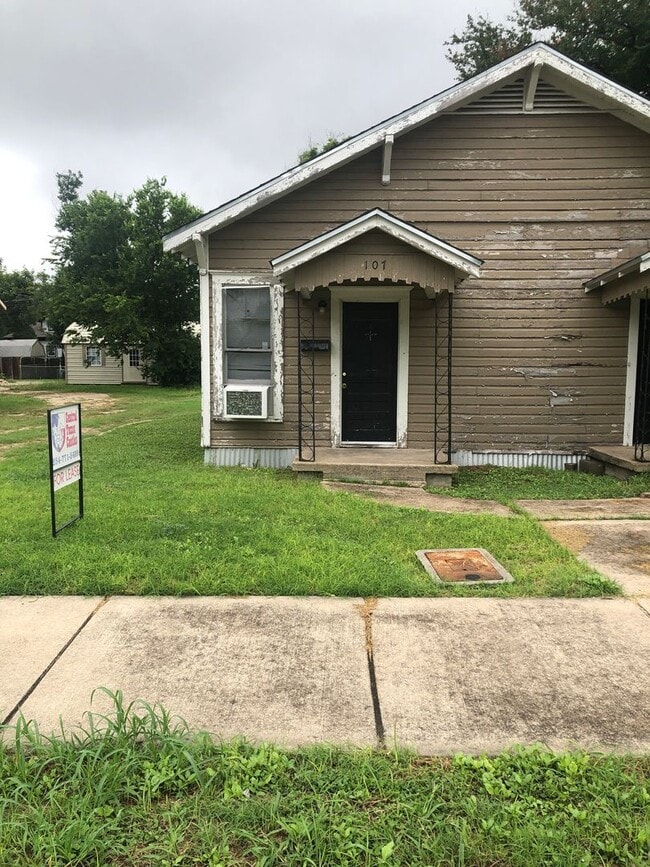 Building Photo - 1 Br Duplex - Available Now