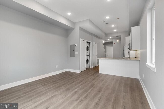 Building Photo - 2119 N Front St