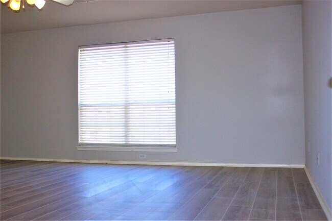 Building Photo - 1301 Knippa Cove