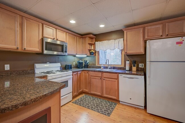 Building Photo - 30 Middle Shore Dr