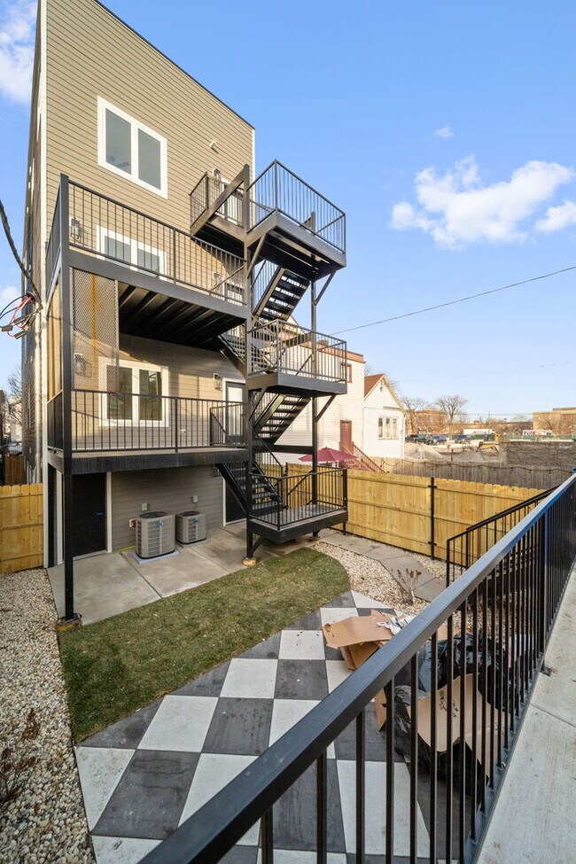 Building Photo - 1635 W 21st Pl