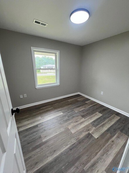 Building Photo - 2211 Penhall Dr NE