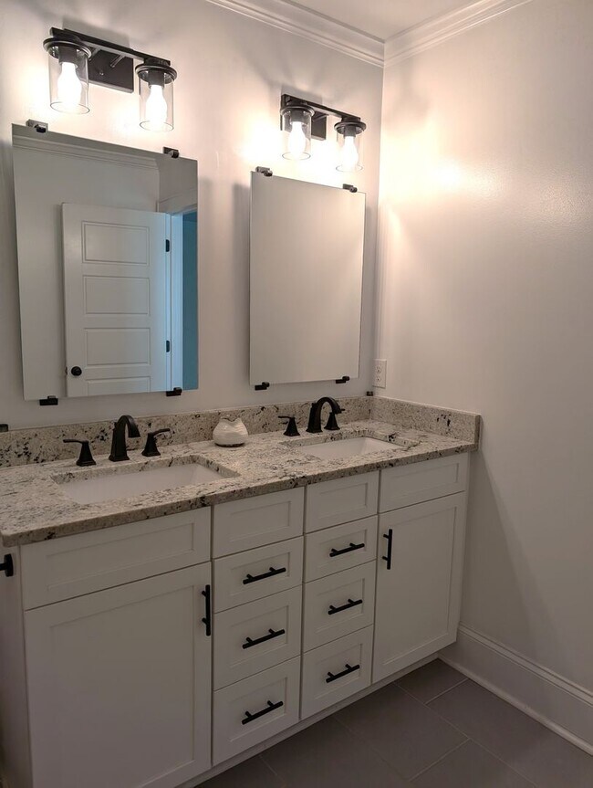 Building Photo - Plaza Midwood, Luxury 4 Bedroom/4 Bathroom Home!