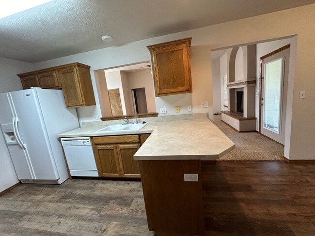 Building Photo - Spacious and nicely located on a cul-de-sac street 3 bedroom 2 bathroom home for rent.