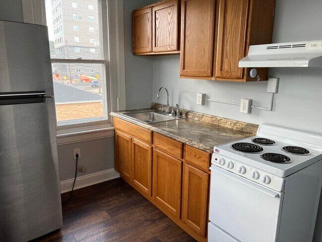Building Photo - 1320-1322 Chelsea Ave