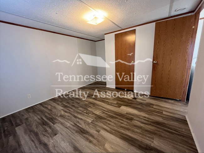 Building Photo - Well kept 3 bedroom/ 2 bathroom home just ...