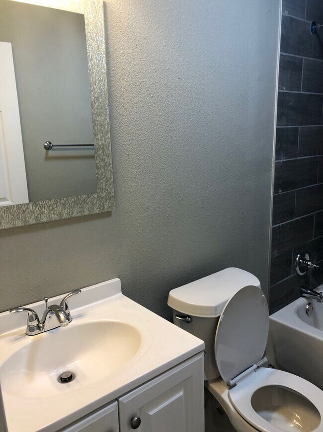Building Photo - Fully Updated 1/1 Home