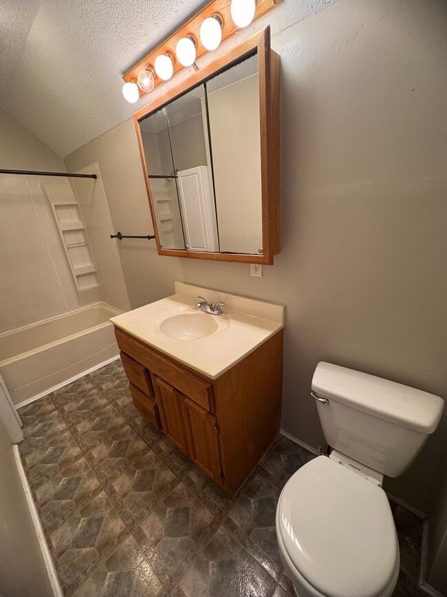 Building Photo - 3 bedroom home in Moline