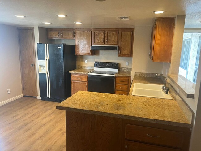 Building Photo - 2 BED 2 BATH CONDO MOVE IN READY!!