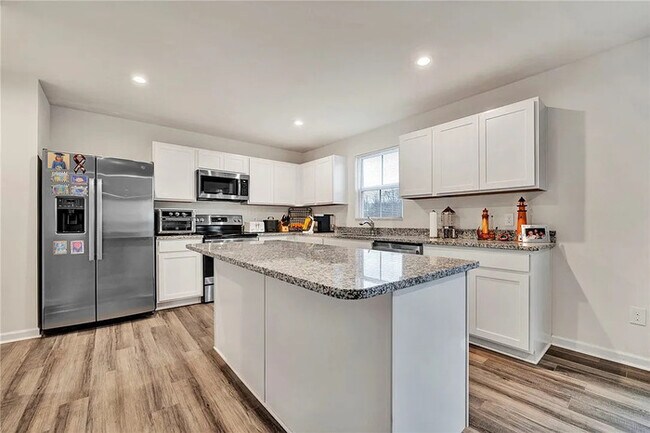 Building Photo - 5 Bedrooms 2.5 Bedrooms