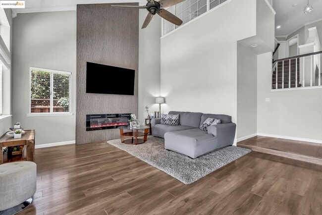 Building Photo - 2435 Pinehurst Ct