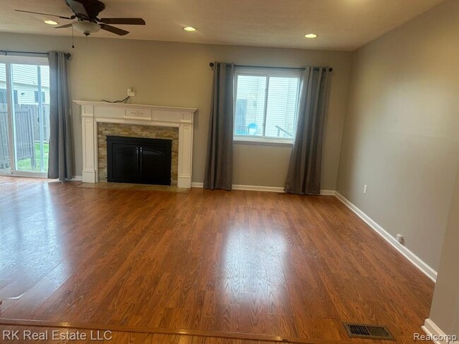Building Photo - 2824 Roundtree Dr