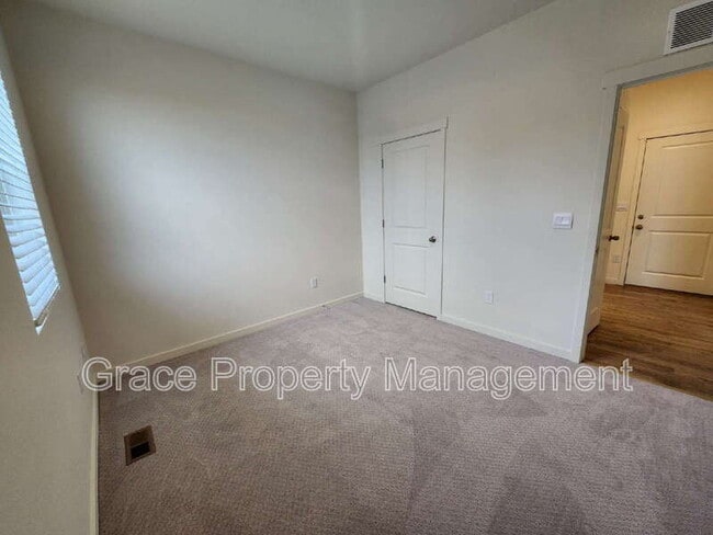 Building Photo - 508 Ledge St