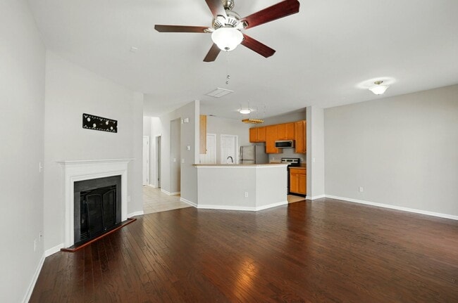 Building Photo - 2 Bedroom Townhome in Pineville!