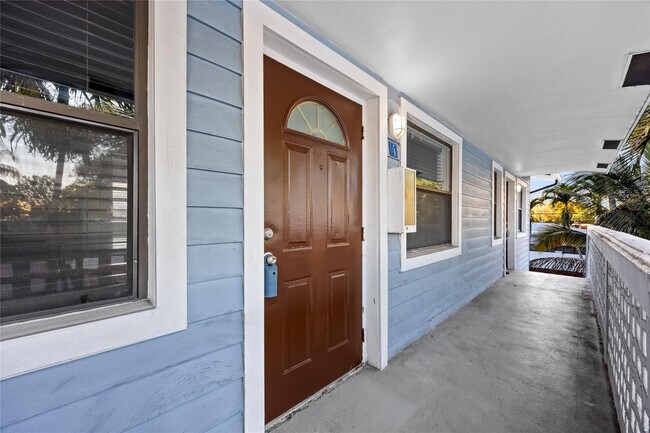 Building Photo - 413 SE 16th St